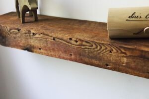 Modern Timber Craft Reclaimed Wood Wall Shelf | Solid Rustic American Barnwood with Floating Shelf Brackets | 2.75″ Thickness | 30″ L x 7″ D, Rustic Original – Oiled