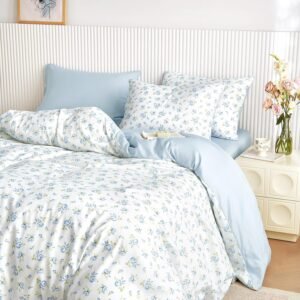 Wake In Cloud – Floral Comforter Set, Coquette Cottagecore Aesthetic Flower Shabby Chic Pattern for Women Teen Girls, Soft Lightweight Bedding, 3 Pieces, White Blue, Full Size